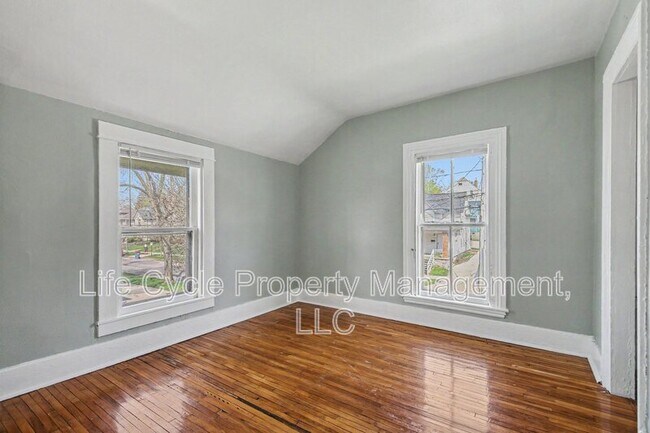 Building Photo - 329 Charles Ave SE