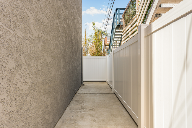 Building Photo - 221 Rossmore Dr