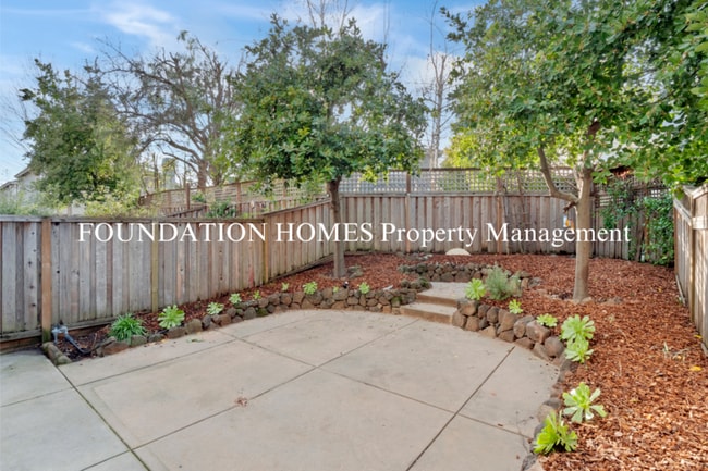 Building Photo - 33 Ranch Dr