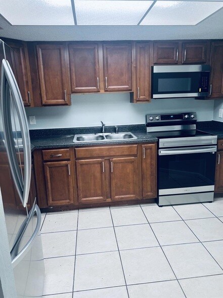 Building Photo - 1564 SE Royal Green Cir