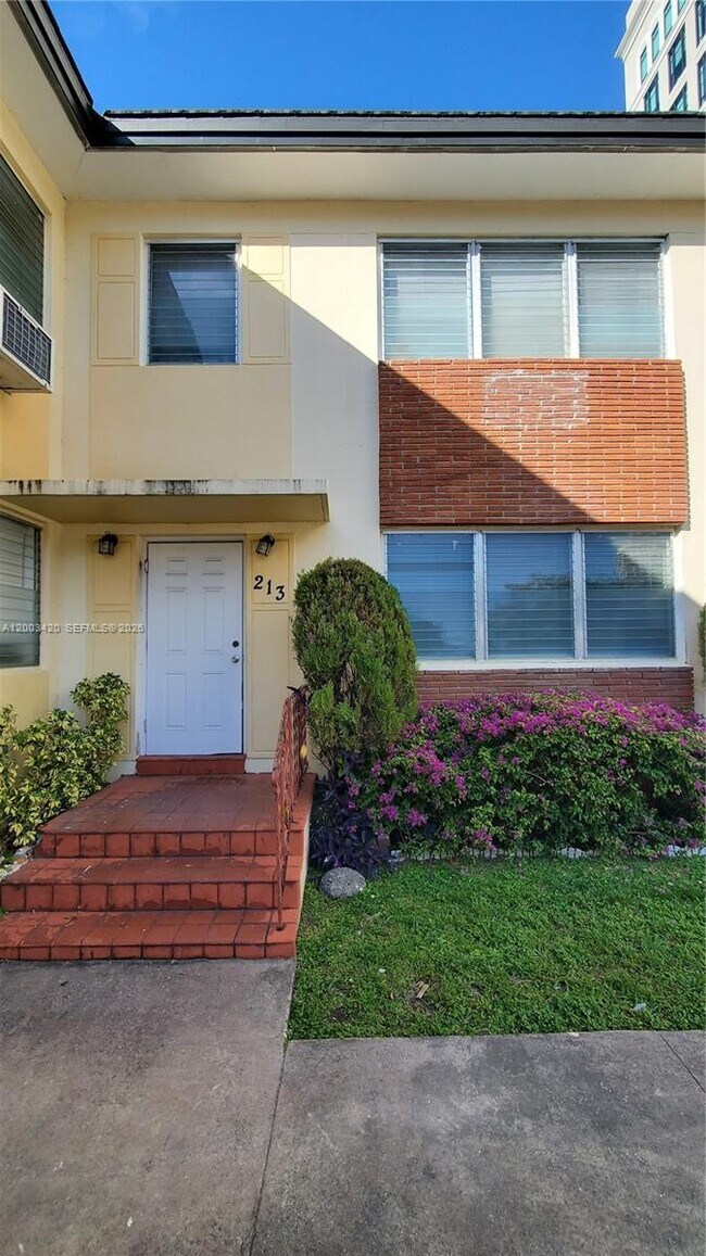 Building Photo - 215 Zamora Ave