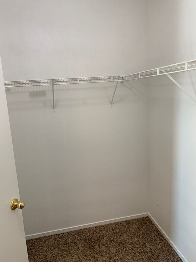 Building Photo - 2 WEEKS FREE RENT November Special - Beaut...