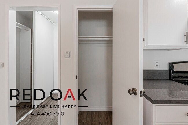 Building Photo - 14831 Delano St