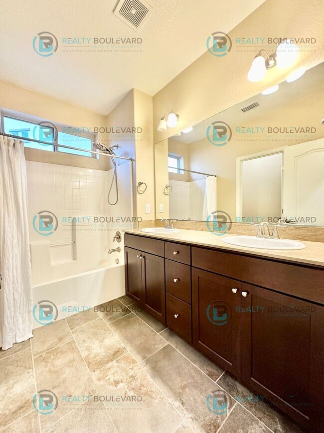 Building Photo - Spacious 4-Bedroom Gem in Somersett with S...