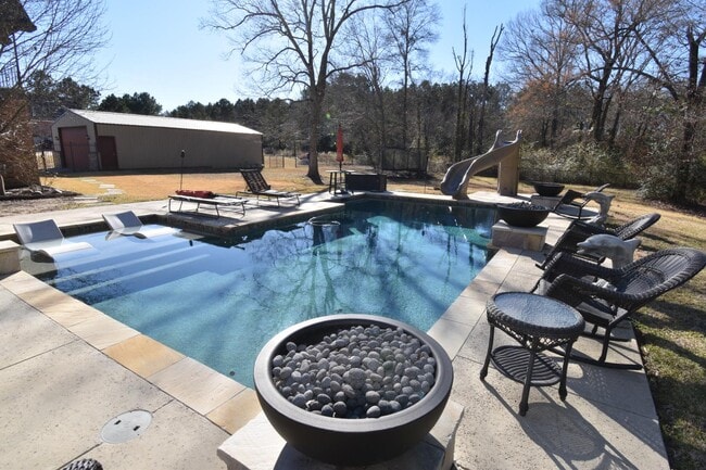 Building Photo - 7871 Oak Creek Trl