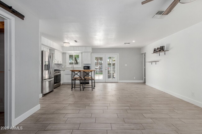 Building Photo - 1261 W La Jolla Dr