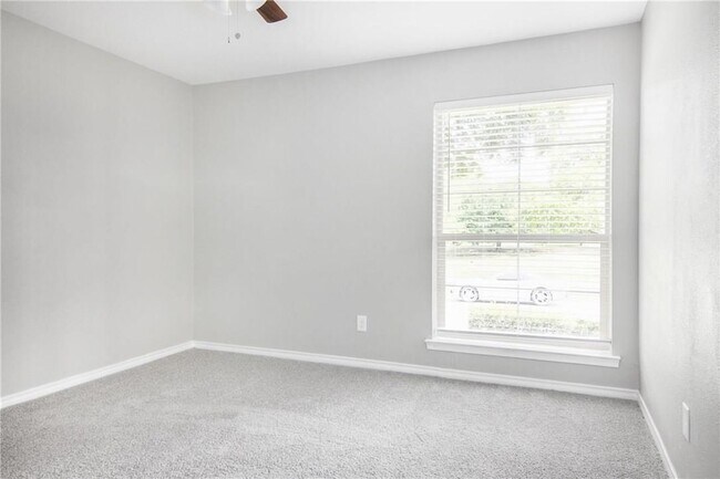 Building Photo - 2808 Golfing Green Dr