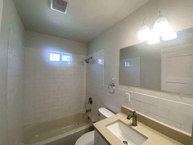 Building Photo - AVAILABLE NOW 2 BD/1 BA DUPLEX FOR RENT! U...