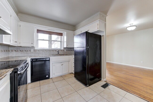 Building Photo - 5000 N Linn Ave