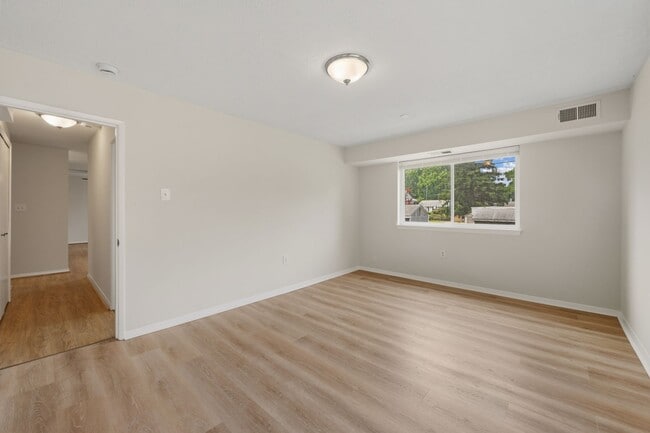 Building Photo - Fairwinds. Renovated and Updated. Spacious 2 bed 2 bath ground level condo in Annapolis!