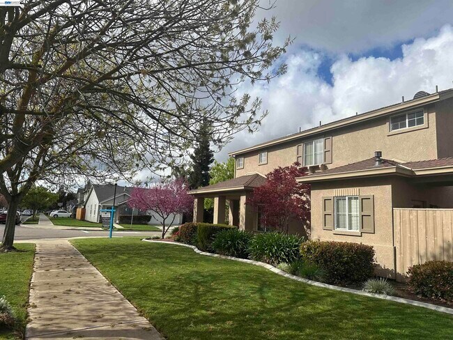 Building Photo - 2301 Mountain Springs Dr
