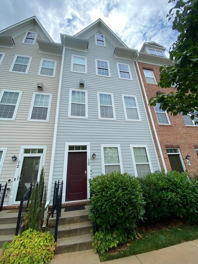 Building Photo - 10 Meridian Ln