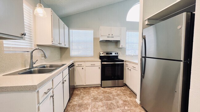 Building Photo - 60% Agent Commission Offered!!!: Great Dup...