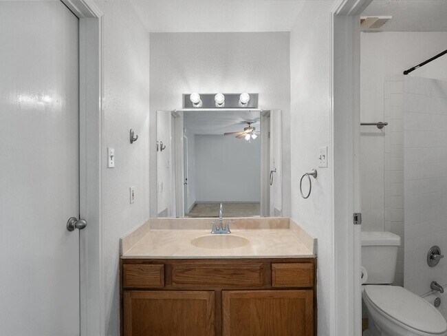 Building Photo - 18515 Egret Bay Blvd