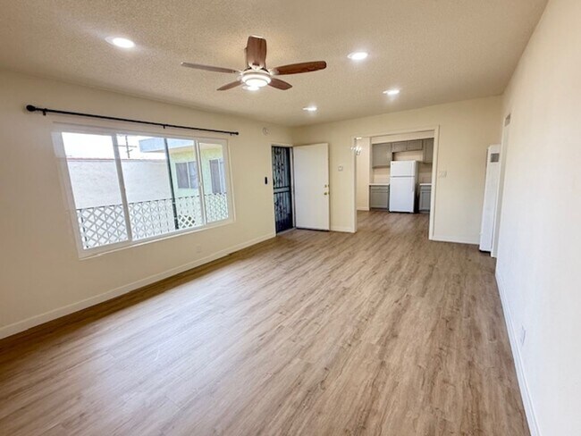 Building Photo - Spacious remodeled 2 BR apartment - Inglew...