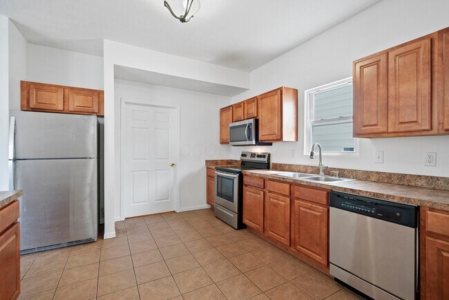 Building Photo - 4035 Redroyal Ave