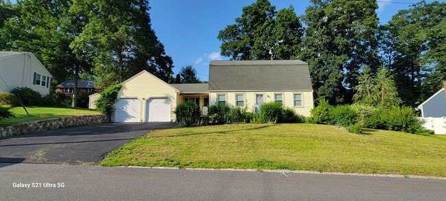 Building Photo - Single-Family Home in South Nashua