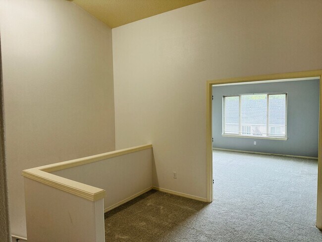 Building Photo - Charming and Updated Townhome in Convenien...