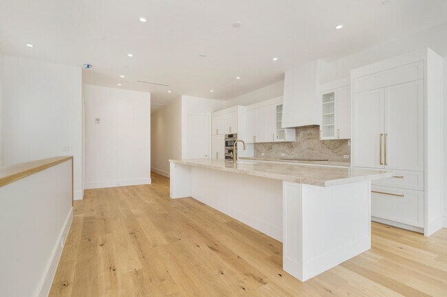 Building Photo - 261 Royal Poinciana Way