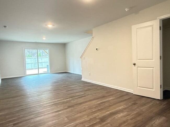 Building Photo - 3 Bedrooms 1 Garage & Open space one the Main Floor