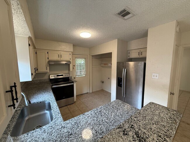 Building Photo - 2 bedroom 1 bathroom Duplex in 76015