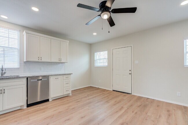 Building Photo - Charming & Private Fully Remodeled Studio Backhouse!