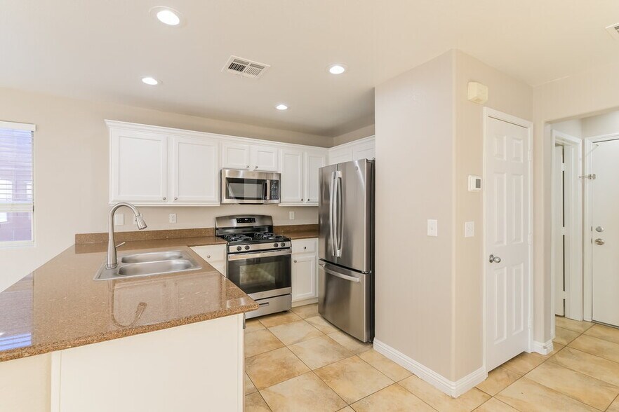 Building Photo - 5758 Old Colony Dr