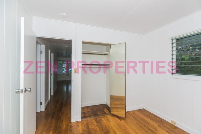 Building Photo - 1555 Moani St