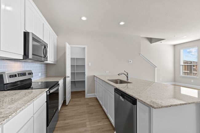 Building Photo - New Stunning Townhouse for Rent!