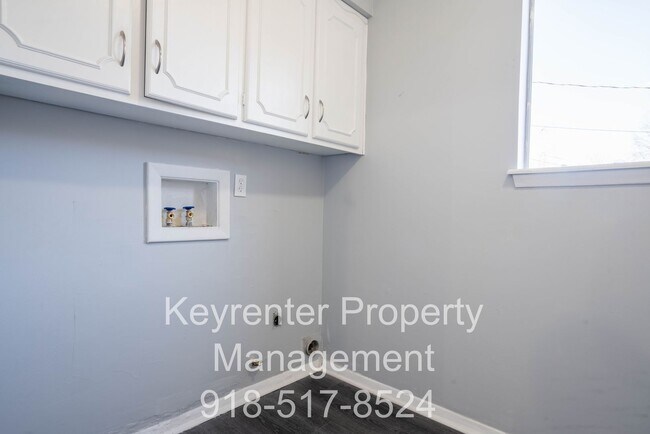 Building Photo - 4 Bedroom Home Available For Immediate Move In!!