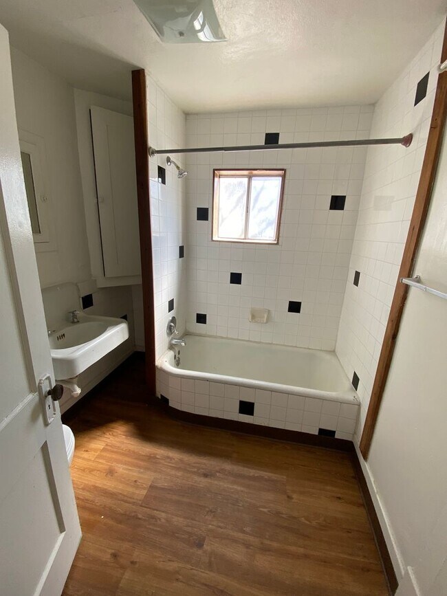 Building Photo - Spacious 3-Bedroom