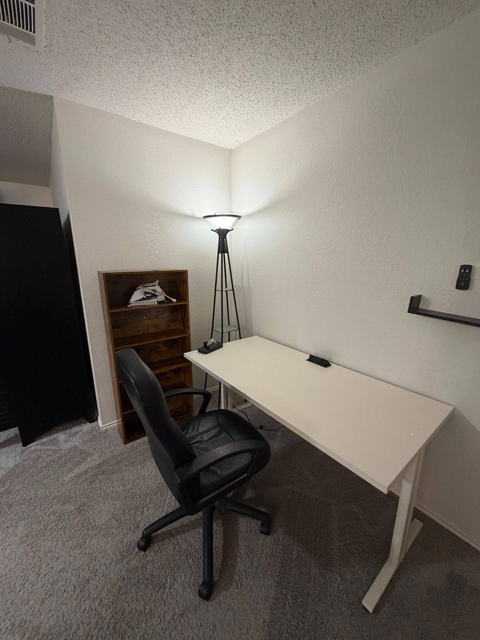 Building Photo - Room in House on Bandera St