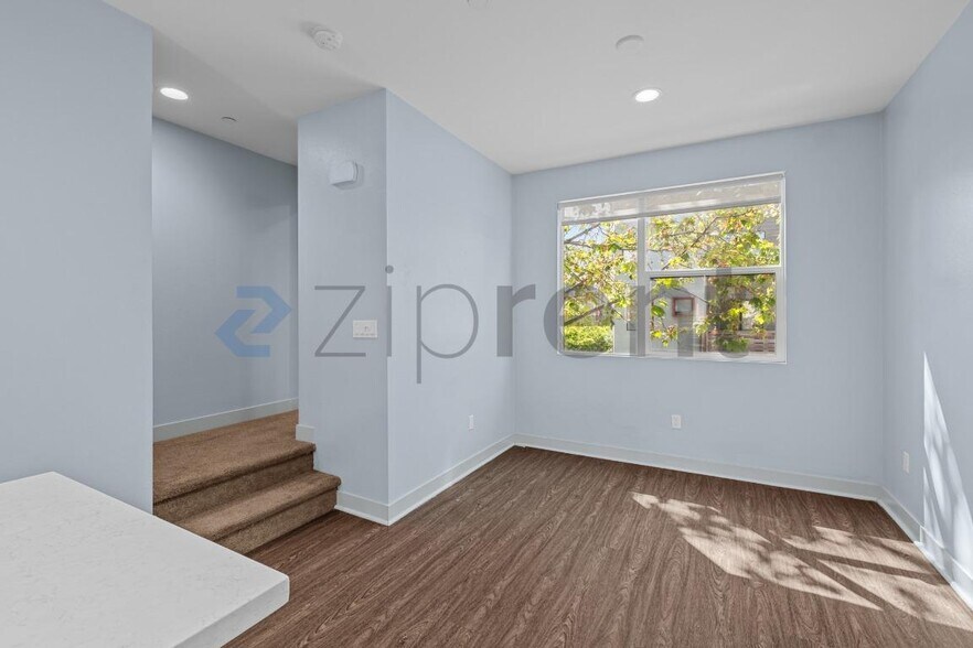 Building Photo - Unit