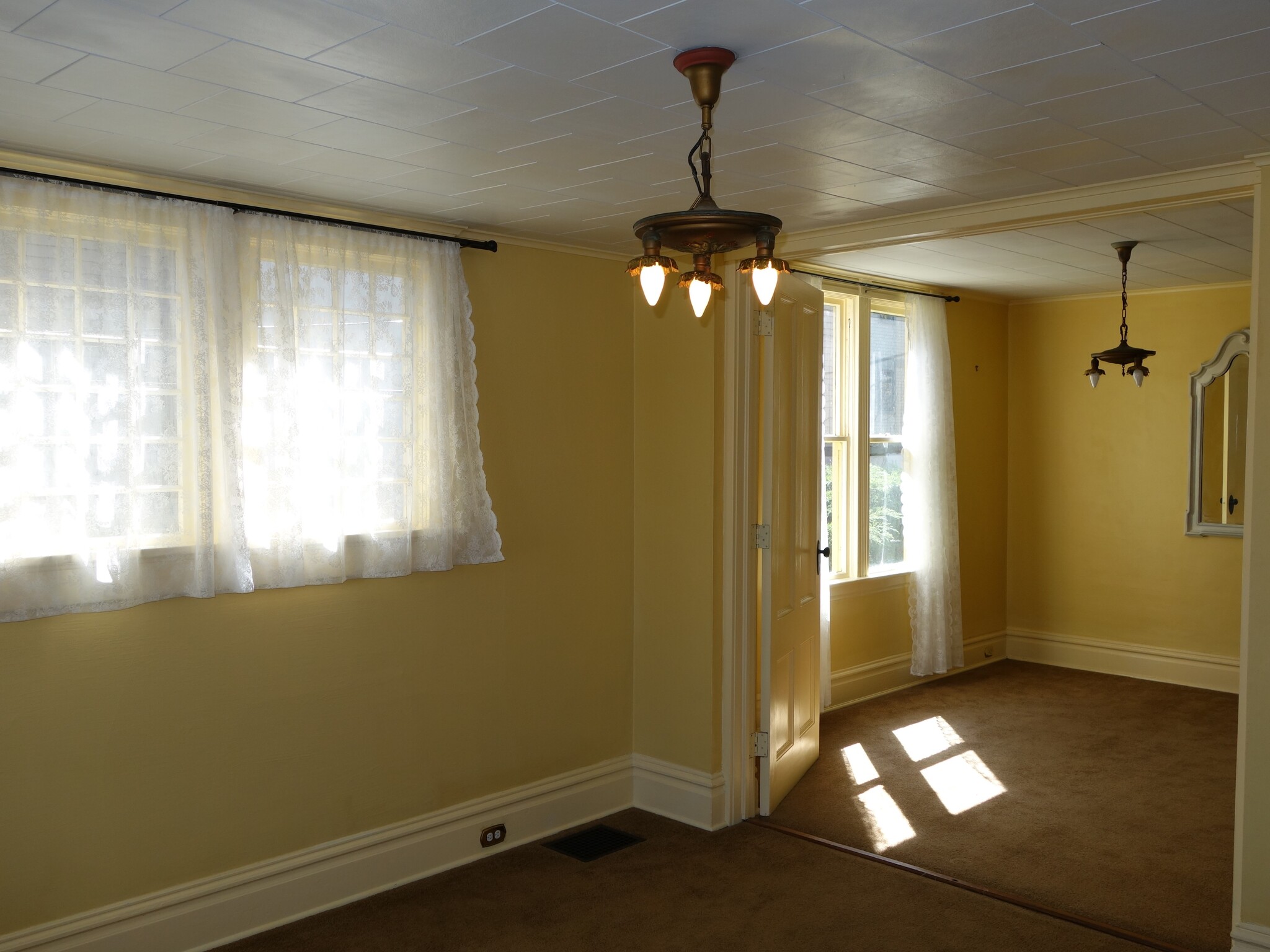 Sitting room toward living room - 30 NE Stanton St