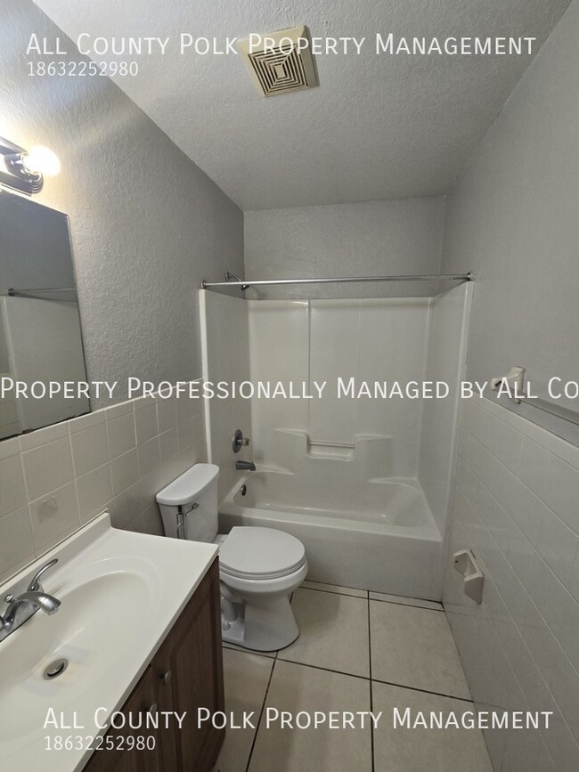 Building Photo - Fantastic 3 Bedroom Duplex - Lawn Care Inc...
