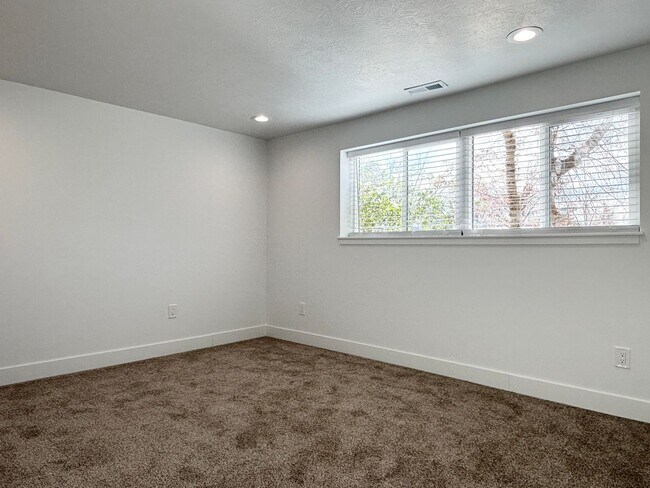 Building Photo - Beautiful Sandy Remodel Near Union Park!