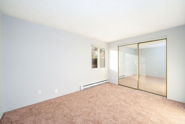 Building Photo - 1st Month FREE!!! 1 Bedroom minutes away from Downtown! Pets OK!