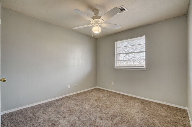 Building Photo - 4 bed 1.5 bath duplex in Midwest City