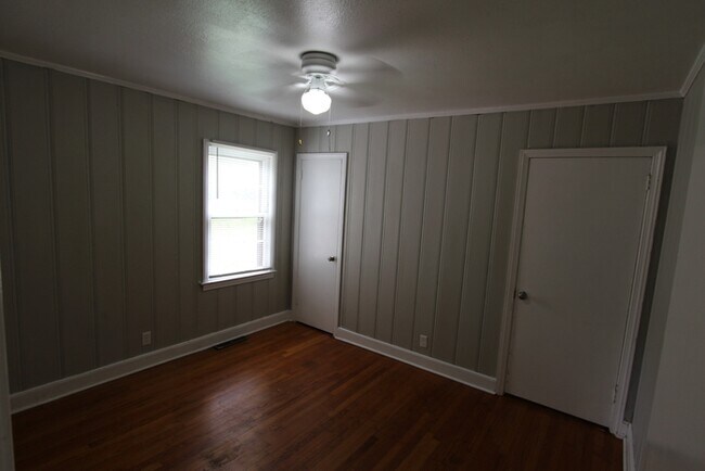 Building Photo - 2215 Rosewood Dr