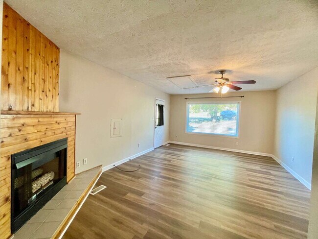 Building Photo - 3 Bed, 2 Bath Nest In Fayetteville