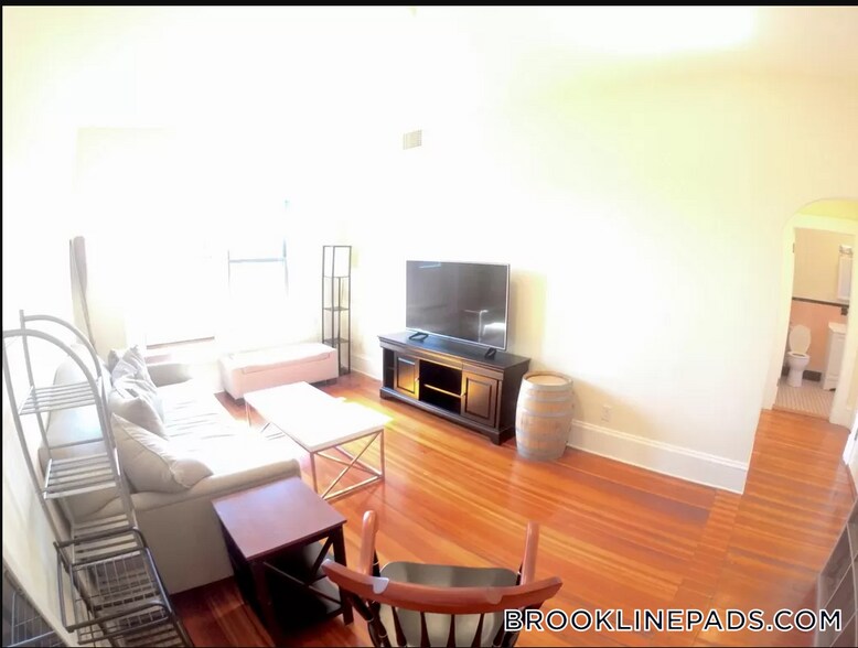 Building Photo - 1463 Beacon St