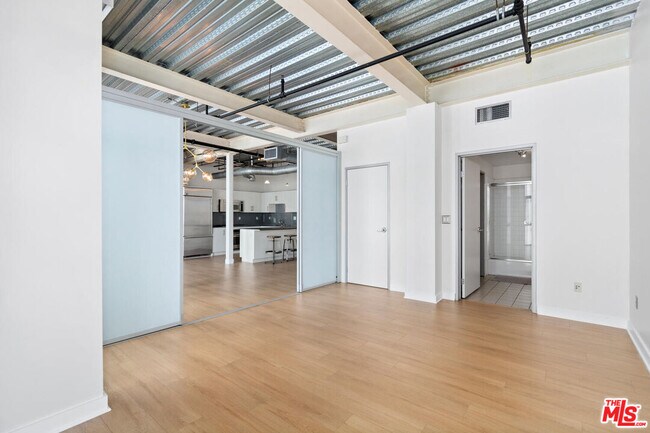 Building Photo - 330 W 11th St