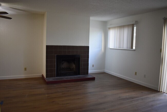 Building Photo - Freshly updated condo unit with a communit...