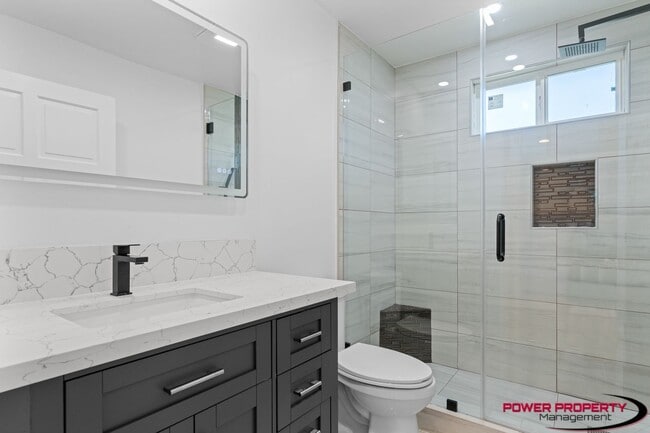 Building Photo - Spacious 5-Bedroom Home with Modern Amenit...