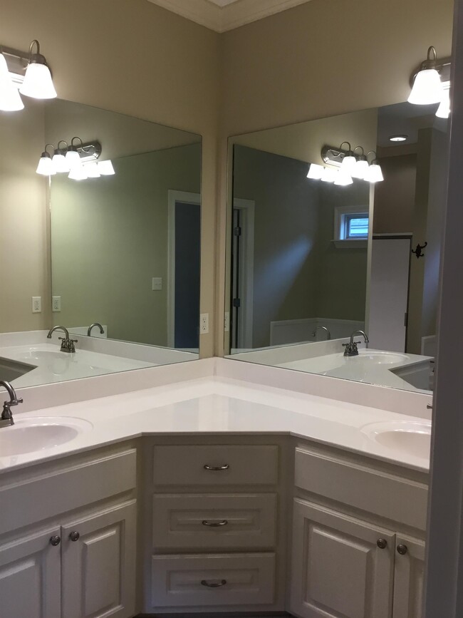 Building Photo - 19 Village Dr