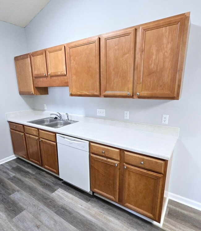 Building Photo - NEW LISTING: Stunning 3 Bed, 2 Bath Condo in Burlington!