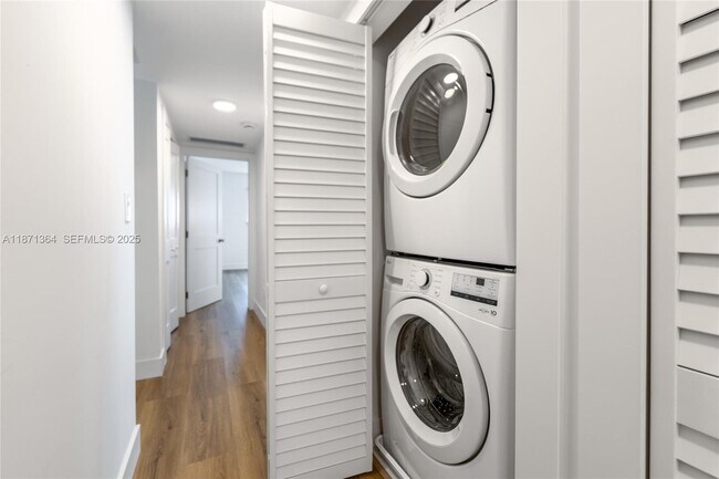 Building Photo - 3160 S Le Jeune Rd