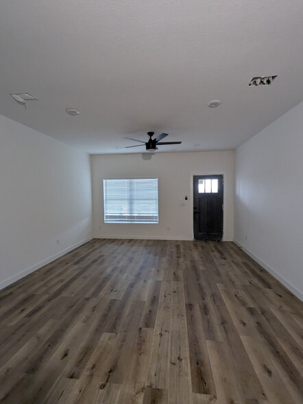 Building Photo - 2105 Vista Encino