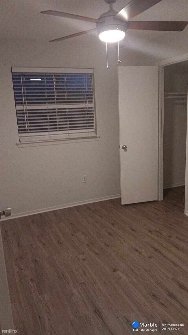 Building Photo - 4 br, 2.5 bath Townhome - 2207 Montclair Dr