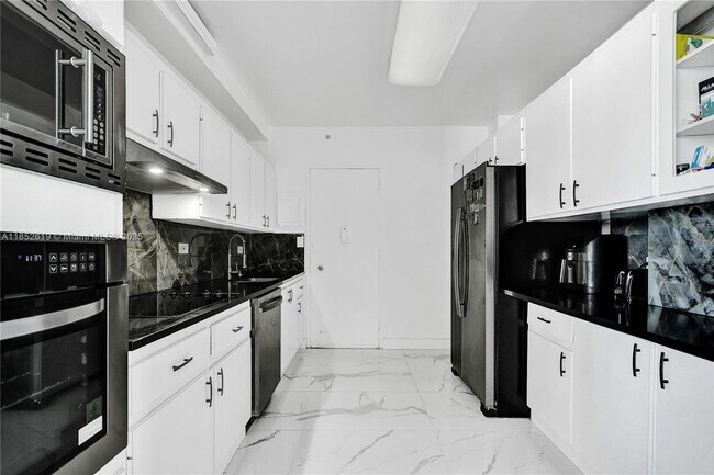 Building Photo - 5055 Collins Ave